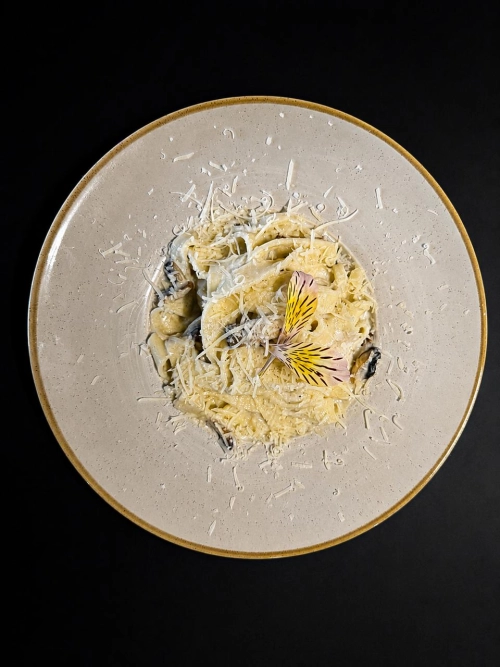 Pasta with mushrooms and cream sauce